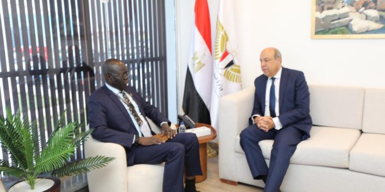 لقاء وزير الطيران المدني مع وزير النقل بجنوب السودان ضمن فاعليات معرض مصر الدولي للطيران والفضاء ٢٠٢٤ .