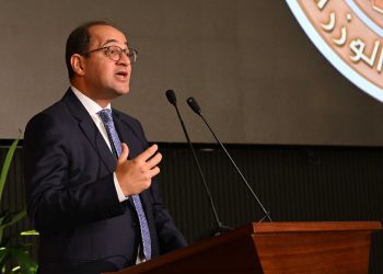 رئيس الوزراء: تفاوضنا مع شركات صينية لتصنيع السيارات الكهربائية