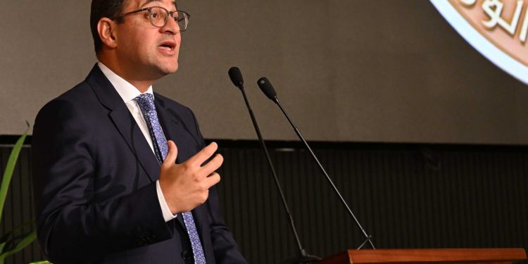 رئيس الوزراء: تفاوضنا مع شركات صينية لتصنيع السيارات الكهربائية