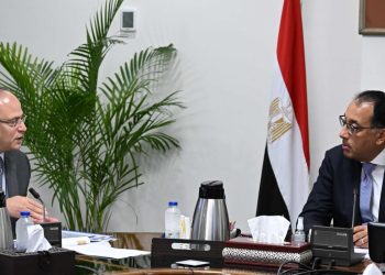 رئيس الوزراء يستعرض مع رئيس هيئة الدواء تقريرًا حول توافر الأدوية في السوق