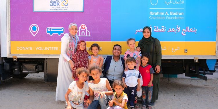 موظفو البنك الأهلي الكويتي – مصر يشاركون في قوافل مؤسسة إبراهيم بدران الطبية للأطفال بمحافظة البحيرة