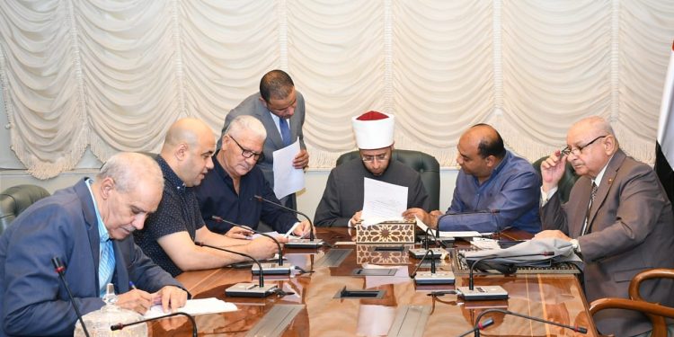لتلبية مطلب أهالي دوائرهم .. وزير الأوقاف يستقبل عددًا من النواب