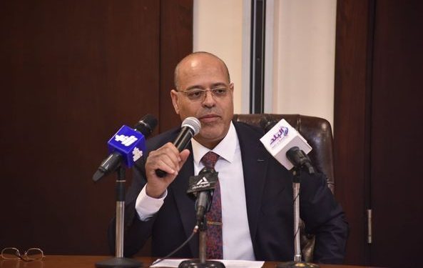 وزير العمل يعلن عودة عجلات الإنتاج في شركتين بعد نجاح مفاوضات جماعية