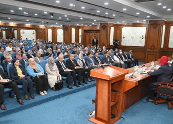 وزير الصناعة والنقل يبحث مع محافظ ومستثمري سوهاج تحديات المناطق الصناعية بالمحافظة وسبل حلها