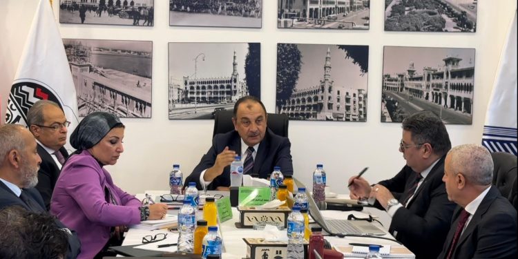 وزير قطاع الأعمال العام يجتمع برؤساء شركات “القابضة للتشييد” لمتابعة مؤشرات الأداء وموقف المشروعات