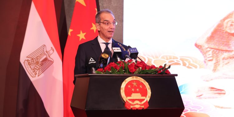 وزير الاتصالات: مصر تتعاون مع الصين في مصانع كابلات الألياف الضوئية والهواتف المحمولة