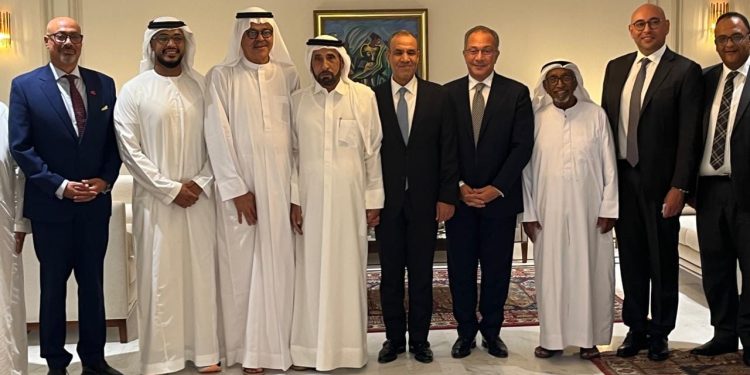 وزير الخارجية يعقد اجتماعاً مع عدد من المستثمرين الإماراتيين