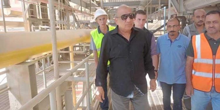 وزير الكهرباء والطاقة المتجددة فى زيارة مفاجئة لمحطة توليد كهرباء العين السخنة