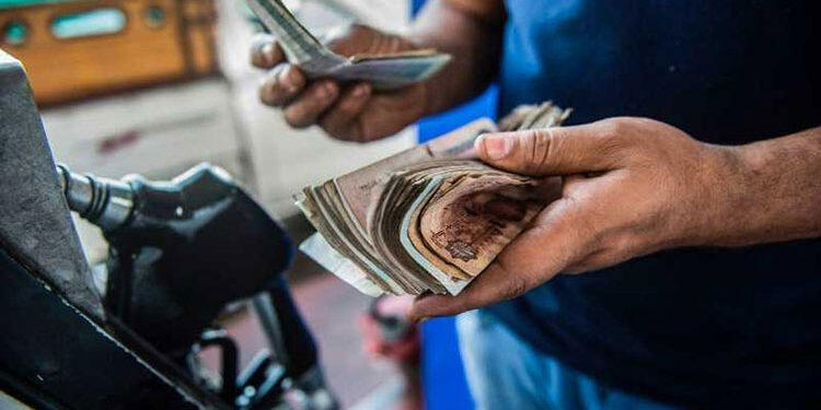 ننشر أسعار البنزين والسولار بعد الزيادة الجديدة اليوم الجمعة