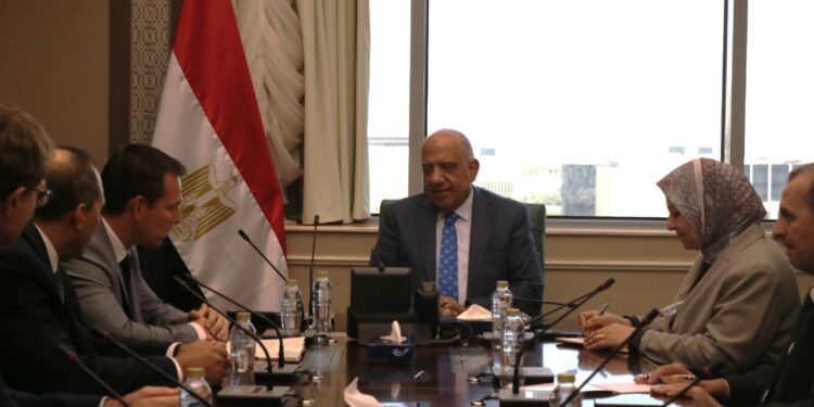 وزير الكهرباء يبحث مع شركة”شنيدر “التعاون فى مجالات تحسين جودة الخدمة وحوكمة شبكات التوزيع