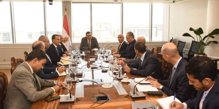 وزير الإسكان يتابع سير العمل بمشروعى “منطقة الأعمال المركزية” بالعاصمة الإدارية