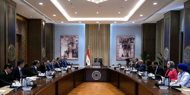 رئيس الوزراء يستكمل مناقشات مشروع القانون المقترح لمناطق المال والأعمال