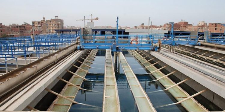 وزير الإسكان يتابع منظومة الصرف الصحى والصناعى بالعاشر من رمضان