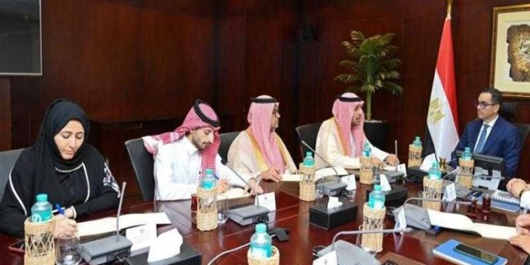 وزير الاستثمار يلتقي وكيل الهيئة العامة للتجارة الخارجية السعودية لبحث سبل تنمية وتطوير علاقات التعاون الاقتصادي