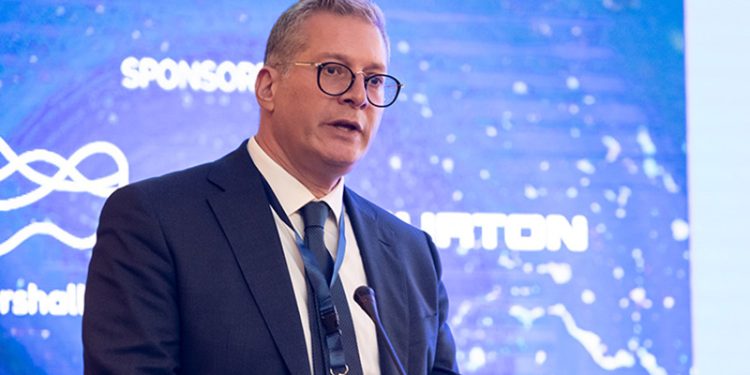 وزير البترول يبحث مع «توتال» الاستفادة من فرص البحث عن الغاز الطبيعي