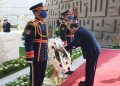السيسى يضع إكليلًا من الزهور على قبر الزعيم الراحل محمد أنور السادات