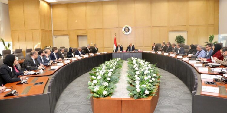 كامل الوزير يعقد اجتماعاً موسعاً مع وزير التعليم العالي والبحث العلمي