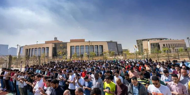 طلاب مصر للمعلوماتية يؤدون صلاة الغائب على ضحايا جامعة الجلالة