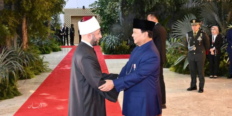 وزير الأوقاف يبلغ تهنئة الرئيس عبد الفتاح السيسي إلى الرئيس برابو سوبيانتو