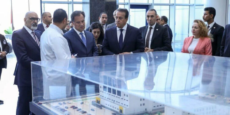 عبدالغفار ووزير صحة اليوناني يتفقدان مستشفى العاصمة الإدارية الجديدة