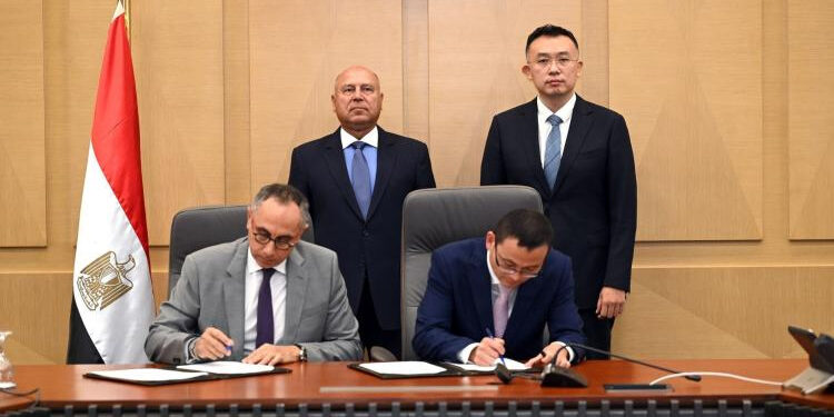 وزير الصناعة والنقل يشهد توقيع اتفاق بين شركة بايك الصينية وشركة ألكان لإقامة مصنع لإنتاج سيارات كهربائية في مصر