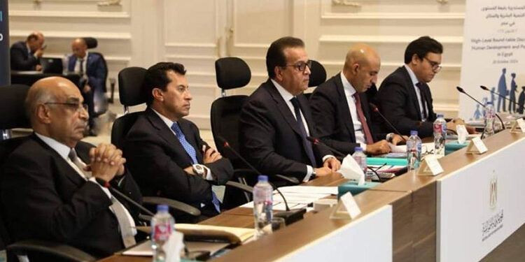 وزير الصحة يترأس مائدة مستديرة رفيعة المستوى حول «التنمية البشرية والسكان في مصر»