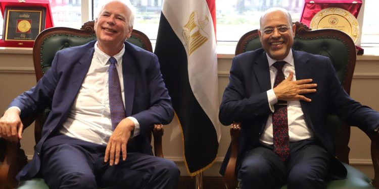 وزير العمل يستقبل رئيس مجلس ادارة شركة بترول سيميتار مصر للإنتاج