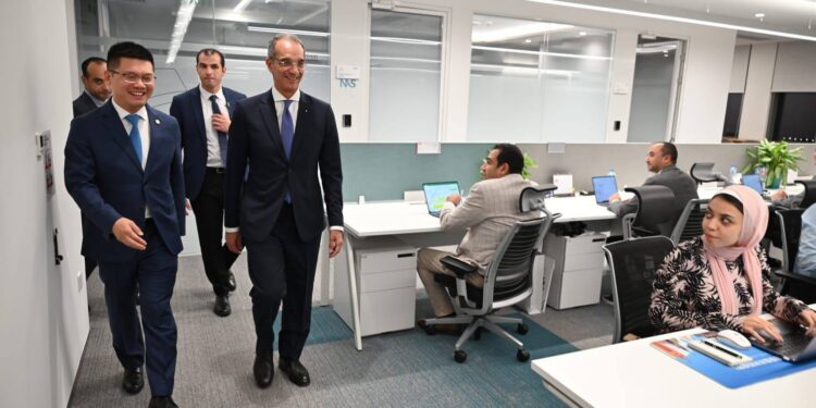 وزير الاتصالات وتكنولوجيا المعلومات يفتتح مقر جديد لشركة هواوى HUAWEI