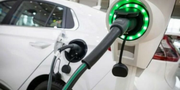 رئيس رابطة التجار: إنتاج مصر للسيارات الكهربائية يحل أزمة الدولار