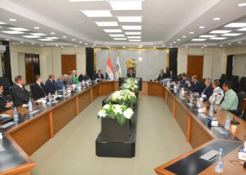 وزير قطاع الأعمال العام يستعرض مع رؤساء شركات الغزل والنسيج التابعة آخر مستجدات المشروع