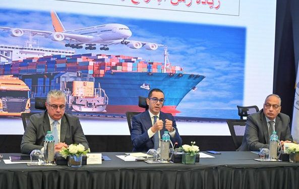 وزير الاستثمار يترأس اجتماع موسع لمناقشة ملف الإفراج الجمركي وفحص رسائل الواردات