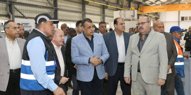 وزير الإنتاج الحربي يتفقد “حلوان لمحركات الديزل