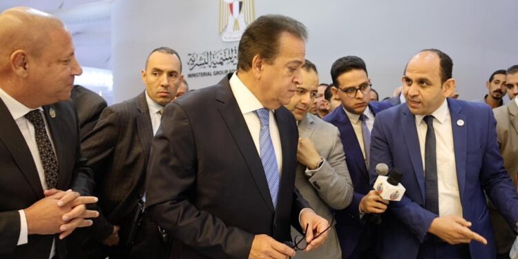 وزير الصحة يتفقد جناح «الفجر ميديكال» في معرض المؤتمر العالمي للصحة والسكان