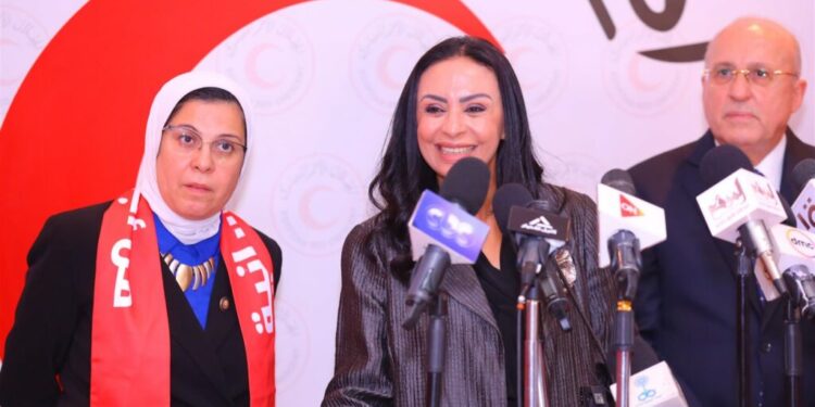 وزيرة التضامن تتلقى تقريرًا عن فعاليات مبادرة الهلال الأحمر المصري “بإيديك تنقذي حياة”