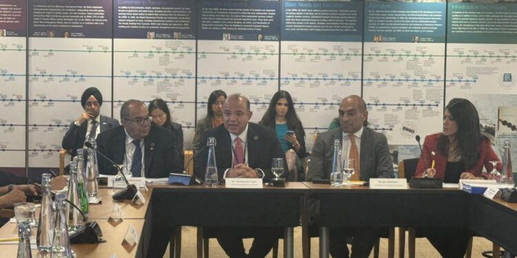 رئيس الرقابة المالية يستعرض التجربة الرائدة في إطلاق أول سوق كربون طوعي منظم