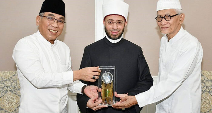 وزير الأوقاف يزور كبرى المؤسسات الدينية بدولة إندونيسيا