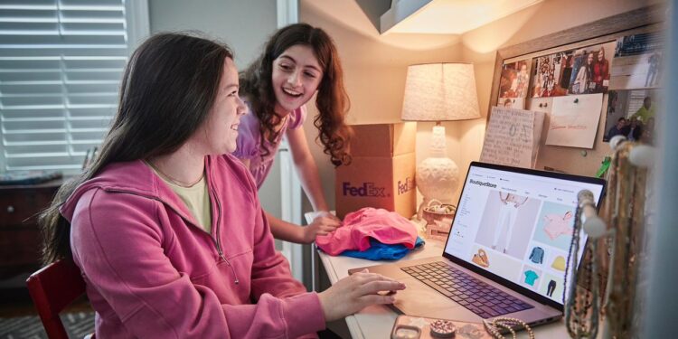 وزير العمل يلتقي وفدًا من الإتحاد المصري لمقاولي التشييد والبناء