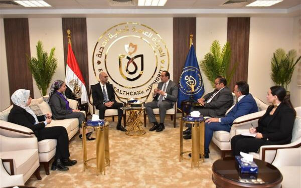 رئيس هيئة الرعاية الصحية يلتقي المدير الإقليمي لشركة فايزر لبحث سبل تعزيز التعاون وتبادل الخبرات