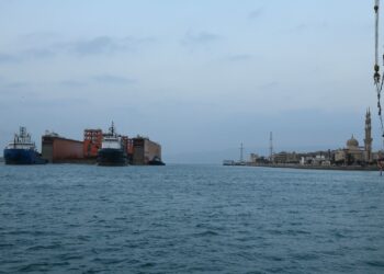 أسامة ربيع: نجاح عبور الحوض العائم DOURADO في أكبر عملية مرور بقناة السويس