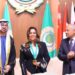 الأمين العام للجامعة العربية ووزير شؤون مجلس الوزراء بالإمارات يسلما وزيرة التنمية المحلية الجائزة