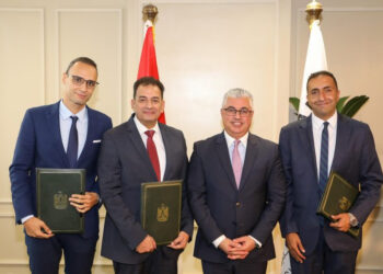 رئيس اقتصادية قناة السويس يشهد توقيع عقد مشروع “شركة النيل لإعادة تدوير البلاستيك”