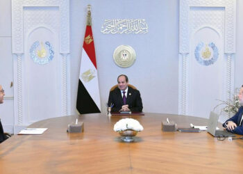 الرئيس السيسي يجتمع مع رئيس الوزراء ومحافظ البنك المركزي