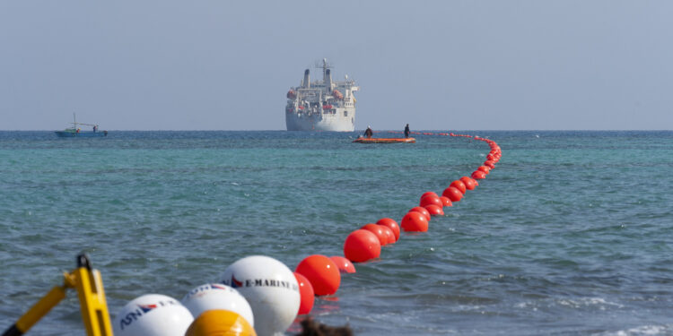 المصرية للاتصالات تعلن نجاح إنزال نظام الكابل البحري Africa-1