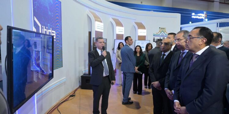 Cairo ICT’24.. رئيس إيتيدا يستعرض جهود الهيئة في تنمية صناعة التعهيد وريادة الأعمال أمام رئيس الوزراء