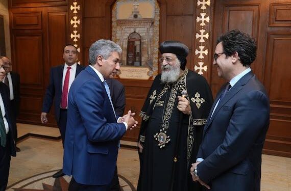 وزير السياحة والآثار يشارك في احتفال مرور 70عاما علي افتتاح المعهد