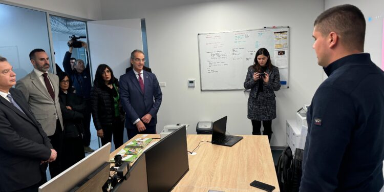 وزير الاتصالات يبحث مع مسئولين حكوميين صربيين التعاون وتبادل الخبرات فى مراكز البيانات