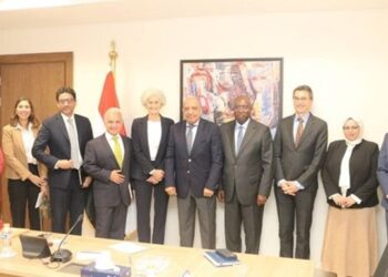 وزير الكهرباء يبحث مع وفد مؤسسة التمويل الدولية “iFC “سبل دعم وتعزيز التعاون المشترك