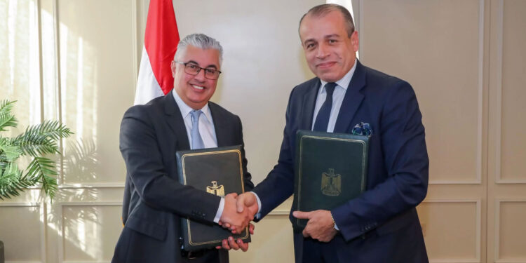 اقتصادية قناة السويس توقع بروتوكول مع التمثيل التجاري المصري لتعميق سبل التعاون