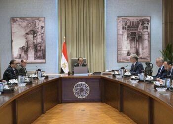 رئيس الوزراء يُتابع الموقف التنفيذي لمبادرة تحويل السيارات للعمل بالغاز الطبيعي