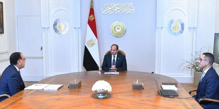 الرئيس السيسي يجتمع مع رئيس الوزراء ووزير الاستثمار والتجارة
